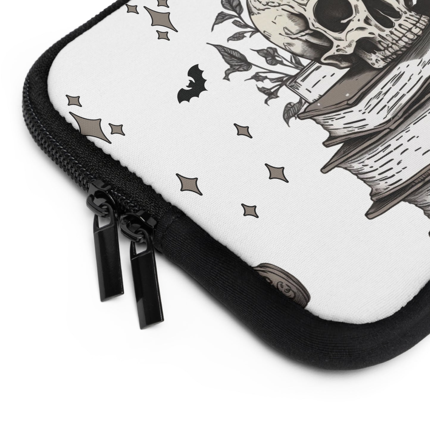 Black and white skull with bats  Tablet/Laptop Sleeve